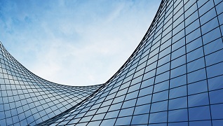 Un gratte-ciel recouvert de verre.