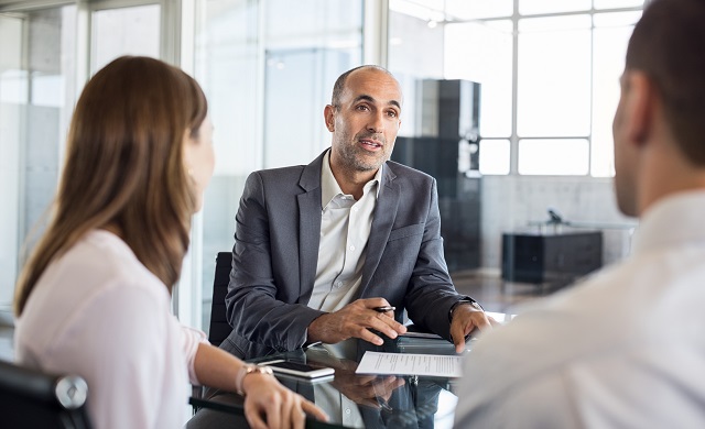 Un couple discute avec un conseiller financier.