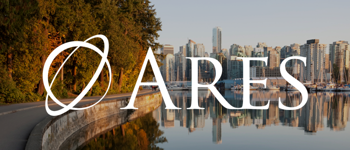 Logo Ares au-dessus d'un paysage représentant une route, des arbres et un lac et sur lequel des bâtiments se reflètent.